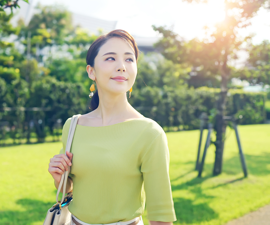 自立して出勤をする途中の女性